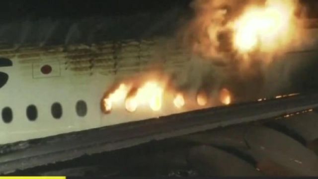 Un avion a luat foc pe pista aeroportului Haneda din Tokyo