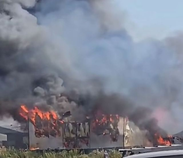 A fost emis mesaj RO-Alert, incendiu la o hală de depozitare și prelucrare a deșeurilor și maselor plastice din Prahova