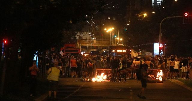 Noi violențe în Serbia. Protestatarii au vandalizat sediul partidului aflat la guvernare