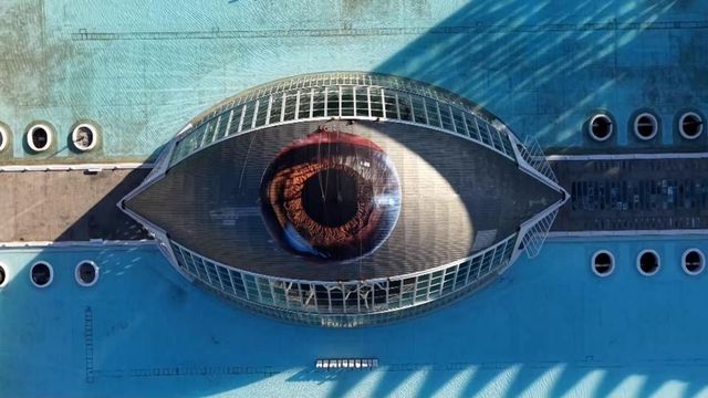 Greenpeace extiende un ojo gigante en el Hemisfèric València por el juicio a 11 activistas