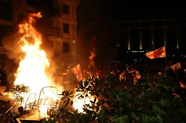 Proteste violente în Georgia. Manifestanții pro-europeni au încercat să intre cu forța în palatul prezidențial