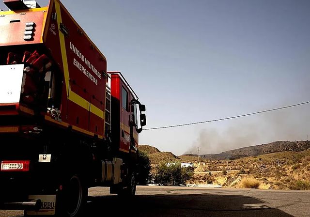 El Infoca cambia de estrategia y sale a 'atacar' el incendio de Los Gallardos, que ya ha quemado 6.600 hectáreas