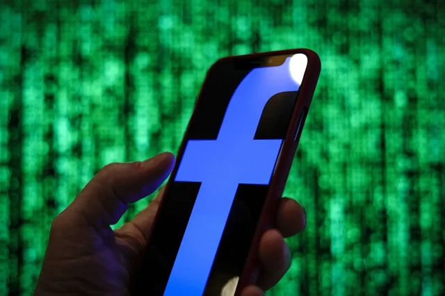 Bloomberg: O rețea secretă de pe Facebook i-a vizat pe alegătorii români