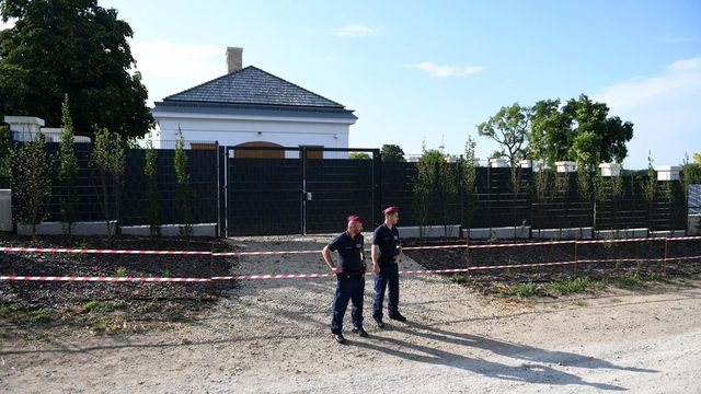 Mészáros Lőrinc hároméves unokájáé a Hatvanpuszta melletti földút, állítja Hadházy Ákos