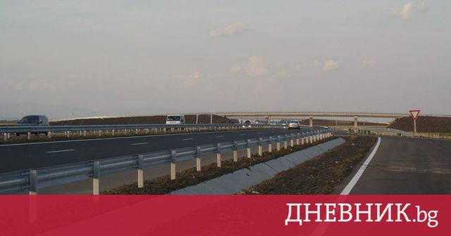 Спряно е движението в участък на магистрала „Тракия” при км 283 край Ямбол заради задимяване от горящи храсти