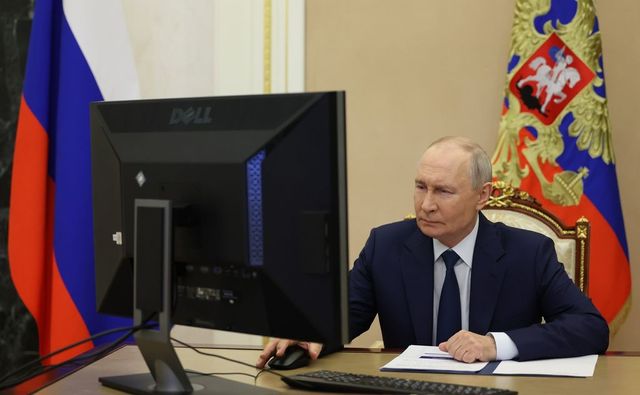 Imagini virale cu Putin, în timp ce votează electronic, cu ajutorul unui mouse cu fir și folosește o versiune Windows fără licență