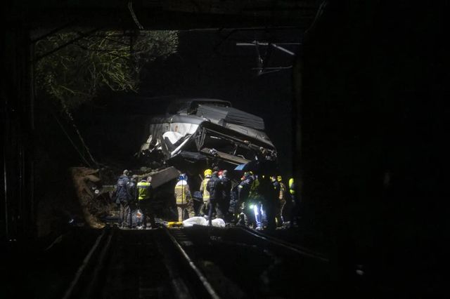 La suspensión de Rodalies por el doble accidente deja a 400.000 catalanes sin tren