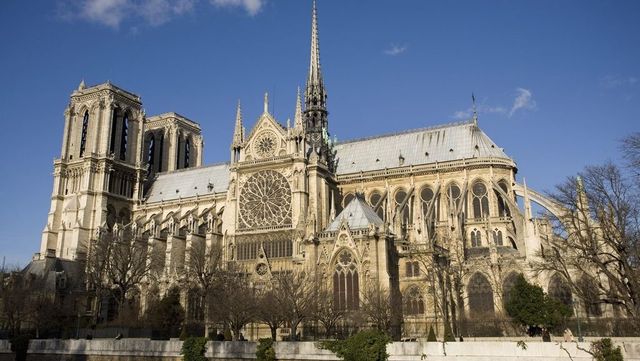 Alertă la Paris din cauza unei scrisori găsite din întâmplare în catedrala Notre-Dama. Ce scria în răvaș