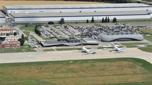 Na letišti v Brně hoří hangár