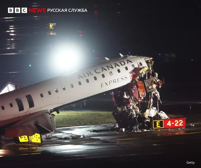 Doi piloți au murit în New York, după ce avionul lor s-a ciocnit cu un vehicul la sol