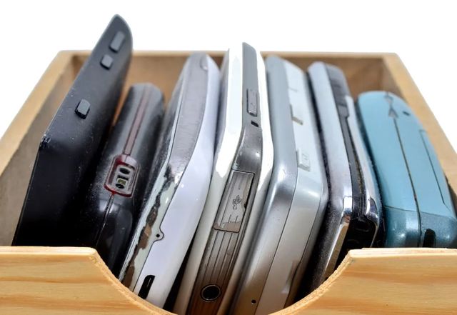 ¿Tienes móviles antiguos en casa? Por qué deberías revisarlos (y qué puedes hacer con ellos)