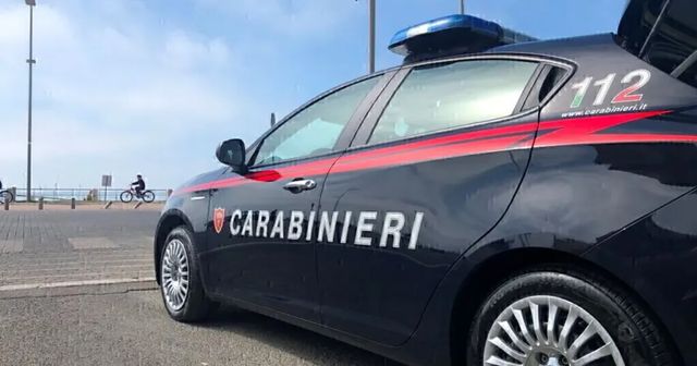 Cosparge la compagna di gasolio e prova a darle fuoco: immobilizzato da un amico e arrestato