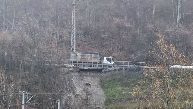 Poliția a restricționat parțial traficul pe DN 1, în zona Comarnic, după o alunecare de teren