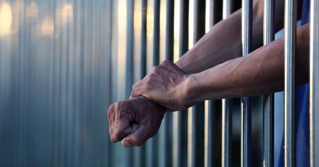 Ofițer de urmărire penală, condamnat la 3 ani de închisoare; Prima instanță îl scutise de pușcărie