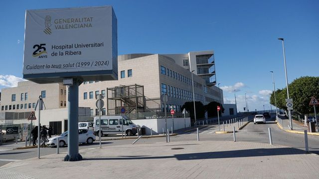 La niña de cuatro años ingresada tras acudir a una clínica dental en Alzira sale de la UCI