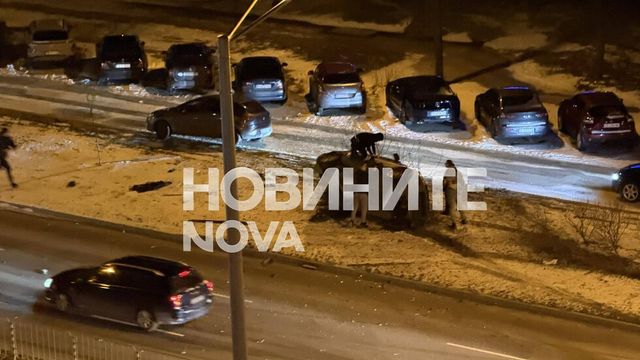 Катастрофа на столичен булевард: Линейка и полиция са на място, кола е по таван