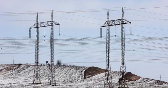Regulovaná cena elektřiny domácnostem příští rok klesne o 15,1 pct, rozhodl ERÚ