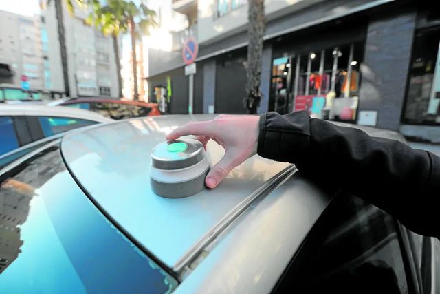 Multa de 200 euros por llevar la baliza v-16 pero no tener este otro elemento obligatorio en la guantera