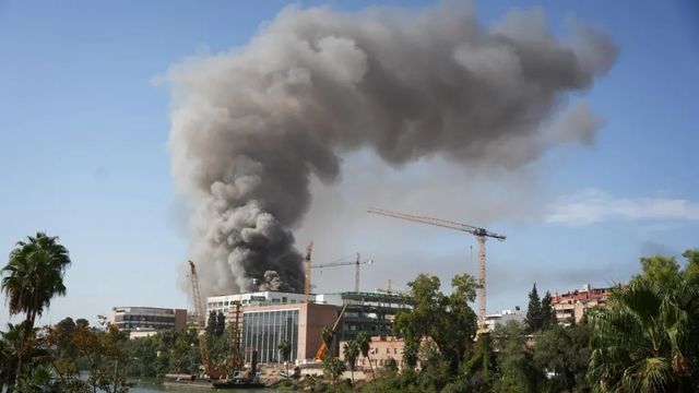 Cinco heridos en un aparatoso incendio en las obras de un hotel de Sevilla