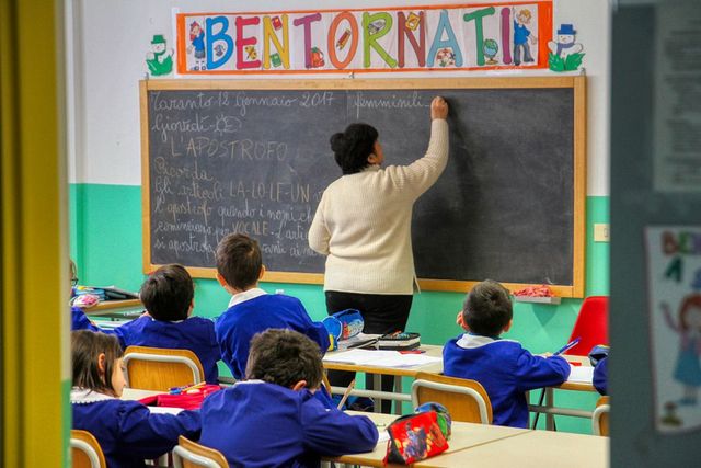 Inițiativa lui Giorgia Meloni privind limitarea numărului elevilor străini în clase, criticată în Italia