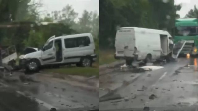Două mașini, distruse într-un accident violent la intrare în Cupcin: Resturi de caroserie au împânzit carosabilul