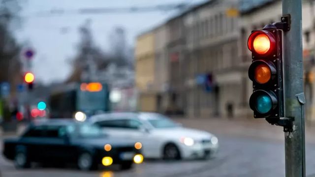 Din cauza întreruperilor masive a curentului electric, semafoarele nu funcționează. Polițiștii sunt prezenți în intersecțiile aglomerate