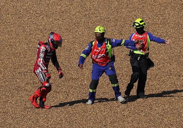 Bezzecchi gana sin oposición, Acosta es líder y Márquez abandona