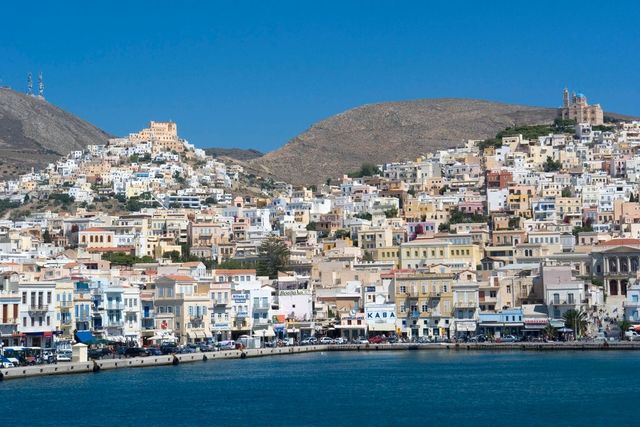 O insulă pitorească din Grecia oferă cazare și o masă gratuită pe zi celor care îngrijesc pisicile fără stăpân