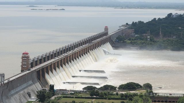 Tungabhadra dam gate gives way, puts lakhs in Karnataka, Andhra at flood risk