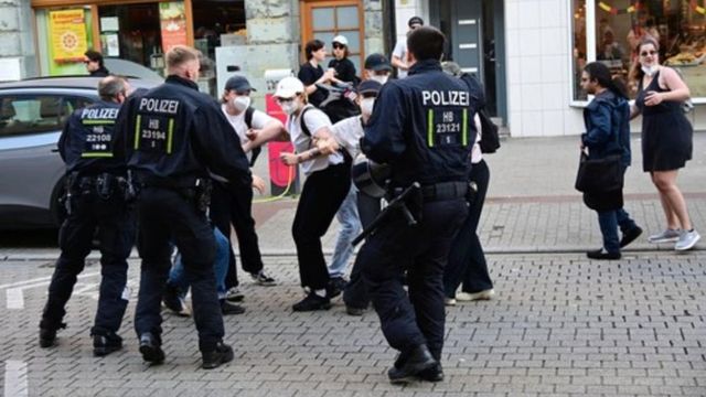 Ciocniri violente între poliție și protestatari la Essen, în Germania, aproape de congresul AfD VIDEO