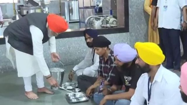 PM Narendra Modi wears Sikh turban, serves food in langar | Watch