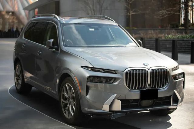 Doi vasluieni, condamnați la închisoare și amenzi de sute de mii de lei după ce au încercat să vândă ilegal în Chișinău un BMW X7 închiriat
