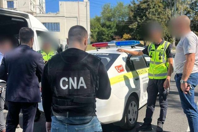 Isprava a doi polițiști de patrulare – Au fost reținuți de ofițerii CNA și procurori pentru corupere pasivă
