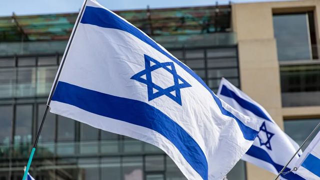 Un hombre embiste su coche contra una sinagoga en Míchigan y desata un tiroteo