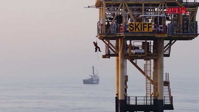 Greenpeace, installata opera d'arte su una piattaforma Shell