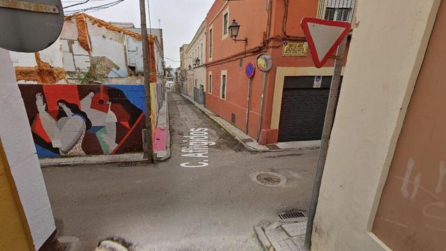 Un conductor de un patinete eléctrico resulta herido grave tras colisionar con un coche en Badajoz