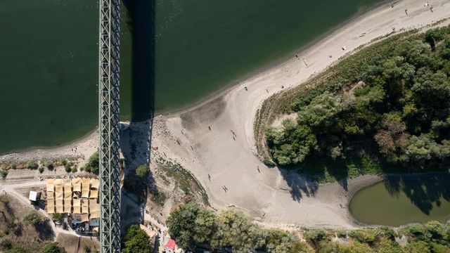 Budapesttől Vácig biciklizett a Duna kiszáradt medrében a Kerékpárosklub elnöke