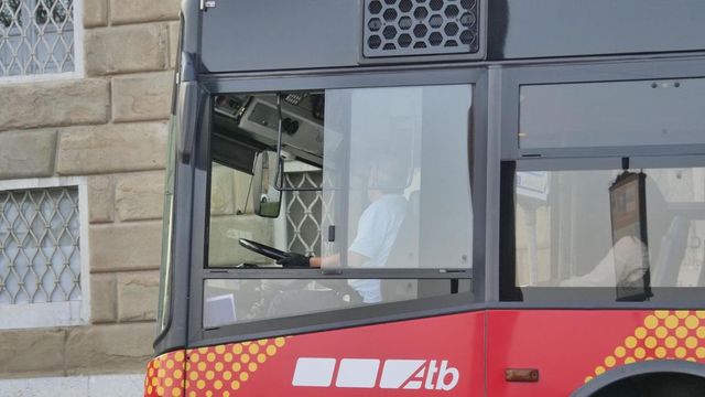 Travolto da un bus di linea a Bergamo, muore a 19 anni