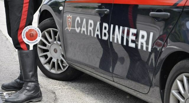 Va in caserma con il cadavere della moglie uccisa nel furgone