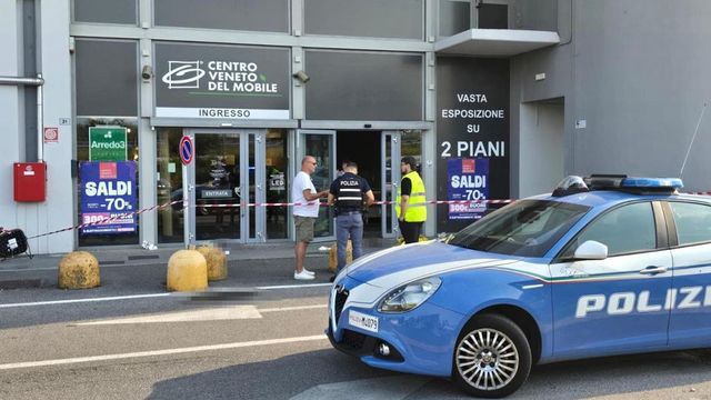 Donna accoltellata fuori da centro commerciale nel Bresciano, è grave