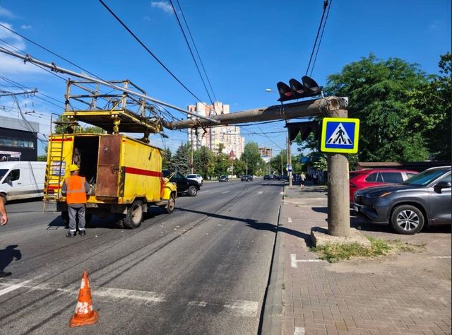 Un pilon electric s-a prăbușit la Telecentru