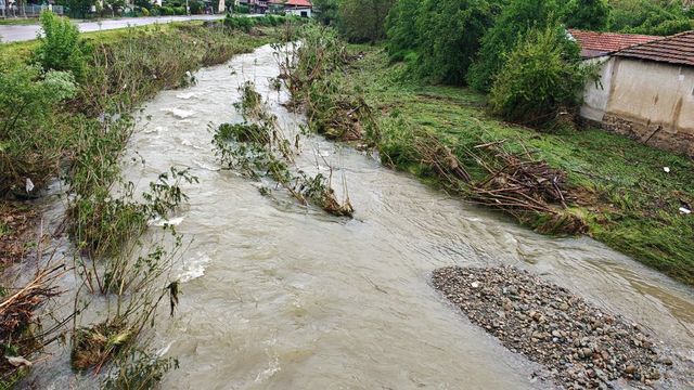Продължава издирването на мъж, изчезнал след пороя в Пещера