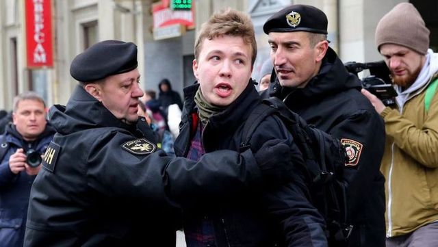 Belarus l-a condamnat la 8 ani de inchisoare pe jurnalistul Roman Protasevici, la aproape doi ani dupa deturnarea zborului Ryanair la Minsk