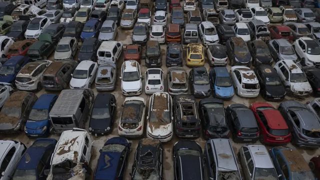 Los desguaces acuerdan con la DGT cómo descontaminar los vehículos afectados por la Dana en Valencia