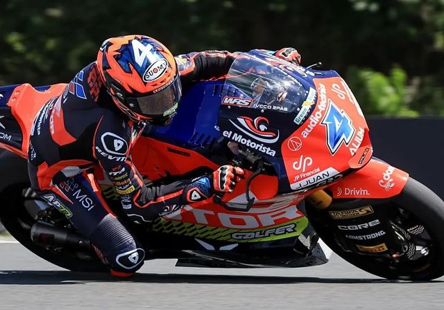 Iván Ortolá se estrena de Moto2 a lo grande