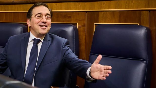Albares comparece en el Congreso