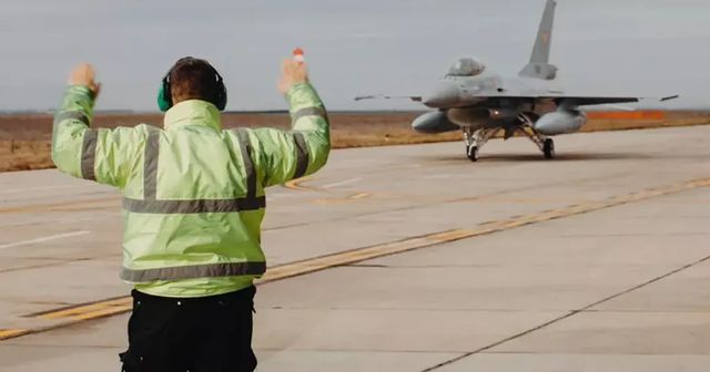 Încă un avion F-16 Fighting Falcon cumpărat de la Norvegia a ajuns în România