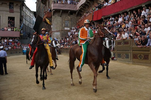 Palio di Siena, la Contrada del Leocorno vince la 'provaccia'