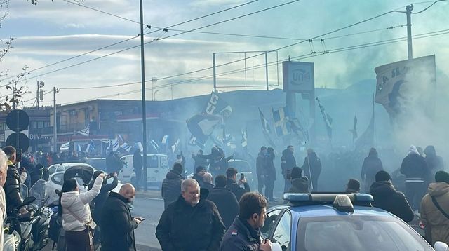 Napoli, tifosi a Capodichino salutano la squadra in partenza per Bergamo