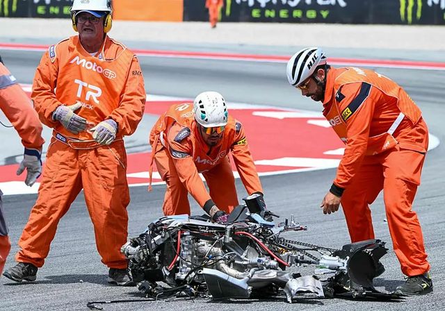 Álex Márquez es evacuado en ambulancia tras un aterrador accidente en Montmeló